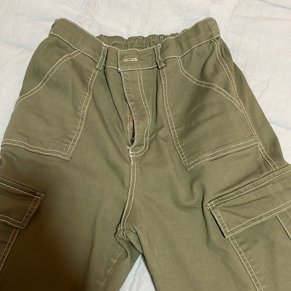 Women’s green cargo pants, size M